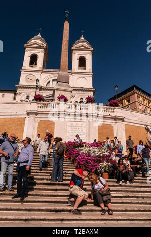 Die Kirche Santissima Trinità dei Monti am oberen Ende der Spanischen Treppe eine Römisch-katholische ist, späten Renaissance Titelkirche in Rom, Italien. Stockfoto