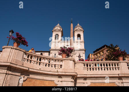 Die Kirche Santissima Trinità dei Monti am oberen Ende der Spanischen Treppe eine Römisch-katholische ist, späten Renaissance Titelkirche in Rom, Italien. Stockfoto