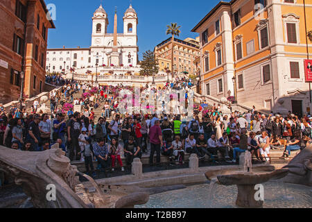 Die Spanische Treppe (Italienisch Scalinata di Trinità dei Monti) sind eine Reihe von Schritten in Rom, Italien, zwischen Piazza di Spagna und der Piazza Trinità dei Monti. Stockfoto