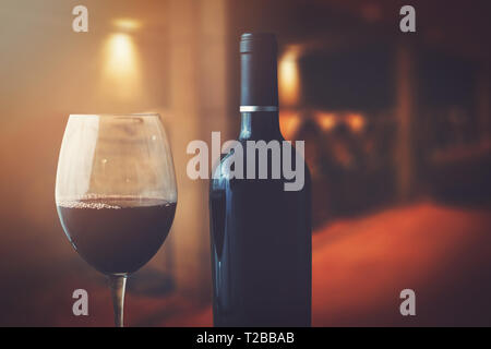 Wein Flasche und Glas in Weinkeller Stockfoto
