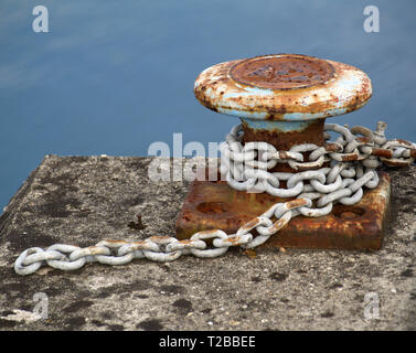 Rostiges Metall ständigen Liegeplatz im Hythe Marina, Southampton, Hampshire, England, Großbritannien Stockfoto