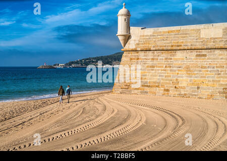 Blick auf den Strand von Sesimbra und Festung unter blauem Himmel im Frühjahr in Portugal Stockfoto