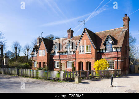 Old Red Brick terrassierten Hütten im Dorf Avebury Wiltshire England Großbritannien im Frühjahr mit Forsythia in Blume Stockfoto