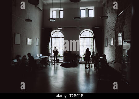 Mehrere Silhouetten von Geschäftsleuten Interaktion Hintergrund business center Stockfoto