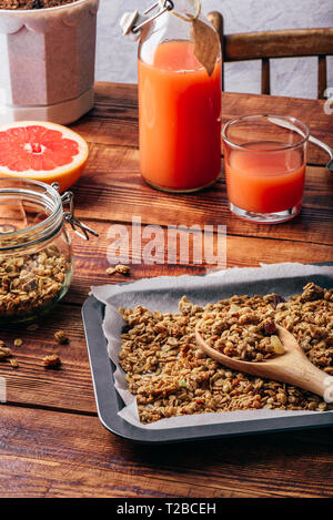 Hausgemachtes Müsli auf Blech für Frühstück zubereitet Stockfoto