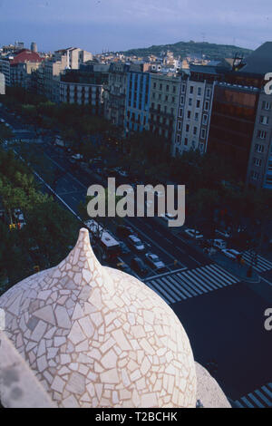 Blick auf den Passeig de Gracia von Casa Mila, Barcelona, Spanien Stockfoto