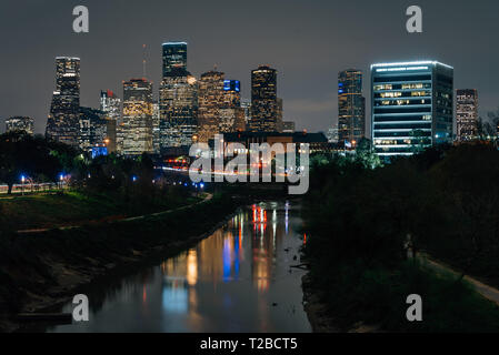 Die Buffalo Bayou und Houston Skyline bei Nacht, in Houston, Texas Stockfoto