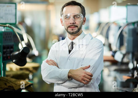 Arbeiter tragen Laborkittel Stockfoto