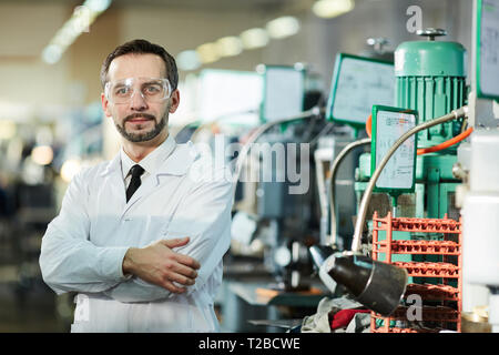 Ältere Arbeiter tragen Laborkittel Stockfoto