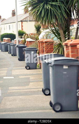 Kunststoff wheelie Bins vor der Toren warten auf leeren Stockfoto