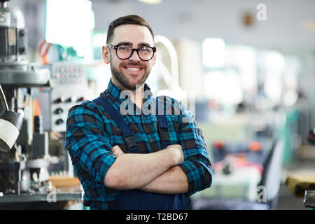 Freundliche Mitarbeiter im Werk Stockfoto