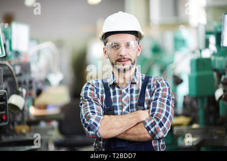 Reifen Fabrikarbeiter Posing Stockfoto