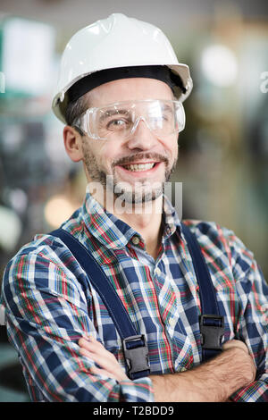 Reifen Fabrikarbeiter lächelnd Stockfoto