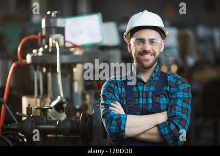 Fabrikarbeiter lächelnd Stockfoto
