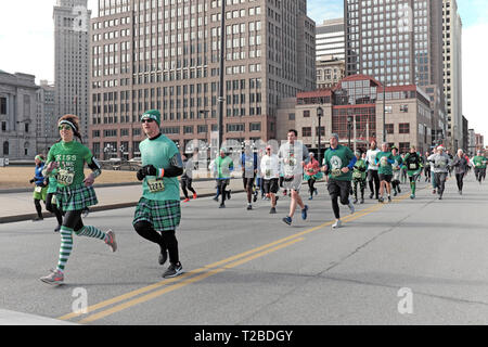 Cleveland, Ohio, USA, 15. März, 2019. Läufer in der 39. Jahrestag St. Maleachi St. Patrick's Day run machen sich auf den Weg durch die Innenstadt von Cleveland, Stockfoto