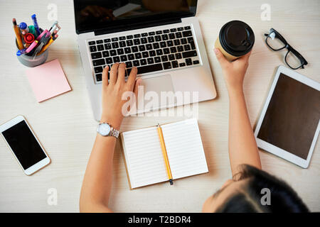 Geschäftsfrau Abrufen der E-Mails Stockfoto