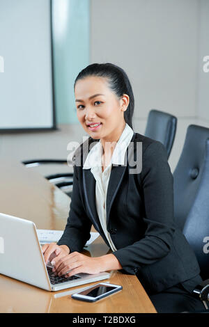 Geschäftsfrau, die am Computer arbeiten Stockfoto