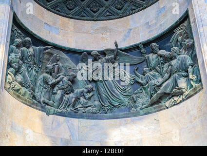 Kunstvolle Details der bronze Relief auf der Fassade vor den Toren von Saint Isaac's russisch-orthodoxen Kathedrale in St. Petersburg, Russland Stockfoto