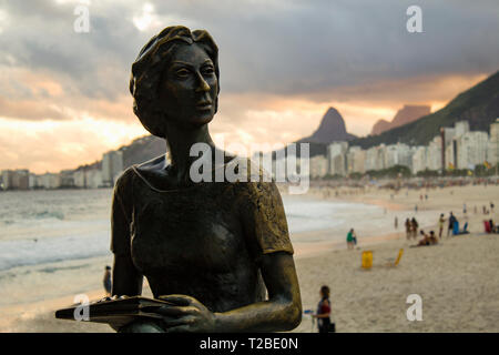 Rio de Janeiro, Brasilien - 29. März 2019: Statue des Schriftstellers Clarice Lispector mit ihrem Hund "Ulisses" in der "Fischer's Way" mit dem Meer in der Ba Stockfoto