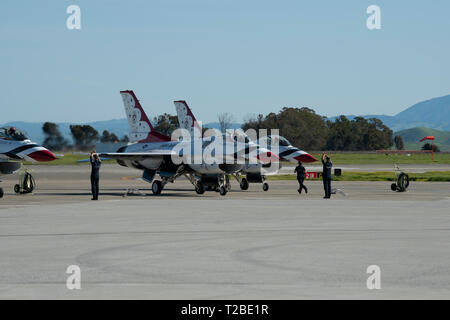 Die US Air Force Thunderbirds Antenne demonstration Team Taxi ihre Parkplätze, nachdem Sie an der Donner über der Bucht air show März 30, 2019 bei Travis Air Force Base, Calif. Das zeigen auch die F-22 Raptor und der US-Armee goldenen Ritter, zusammen mit 40 statischen zeigt. Die Veranstaltung geehrt Heimatstadt Helden wie Polizisten, Feuerwehrleute, Krankenschwestern, Lehrer und Bürger, deren selbstlose Arbeit ihren Gemeinschaften sicherer gemacht und verbessert die Lebensqualität. (U.S. Air Force Foto von Tech. Sgt. James Hodgman) Stockfoto