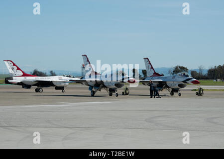 Die US Air Force Thunderbirds Antenne demonstration Team Taxi ihre Parkplätze, nachdem Sie an der Donner über der Bucht air show März 30, 2019 bei Travis Air Force Base, Calif. Das zeigen auch die F-22 Raptor und der US-Armee goldenen Ritter, zusammen mit 40 statischen zeigt. Die Veranstaltung geehrt Heimatstadt Helden wie Polizisten, Feuerwehrleute, Krankenschwestern, Lehrer und Bürger, deren selbstlose Arbeit ihren Gemeinschaften sicherer gemacht und verbessert die Lebensqualität. (U.S. Air Force Foto von Tech. Sgt. James Hodgman) Stockfoto