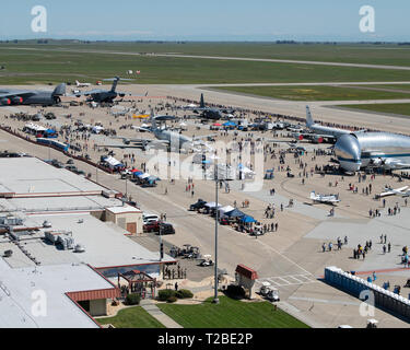 Einen Überblick über die "Donner über der Bucht "Air Show, Travis Air Force Base, Kalifornien, 30. März 2019. Neben der US Air Force Thunderbirds Antenne demonstration Team, die zweitägige Veranstaltung Leistungen durch die US-Armee goldene Ritter Fallschirm Team, Überführungen und statische wird angezeigt. Die Veranstaltung geehrt Heimatstadt Helden wie Polizisten, Feuerwehrleute, Krankenschwestern, Lehrer und Bürger, deren selbstlose Arbeit ihren Gemeinschaften sicherer gemacht und verbessert die Lebensqualität. (U.S. Air Force Foto von Louis Briscese) Stockfoto