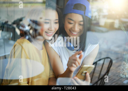 Freudige Frauen mit Smartphone Stockfoto