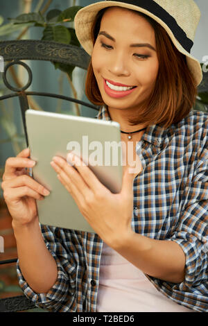 Weibliche Gärtner lesen Artikel Stockfoto