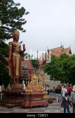 Chiang Mai Thailand Dez 29 2018, Holz- ständigen Buddha und Touristen im Wat Phra That Doi Suthep Stockfoto