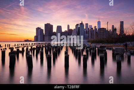 Skyilne in Manhattan, New York City bei Sonnenuntergang. Stockfoto