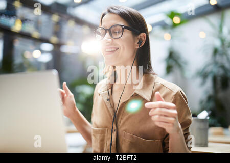 Entspannt Frau hören die Musik im Kopfhörer. Stockfoto