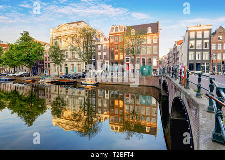 Amsterdam Canal Häuser lebendige Reflexionen, Niederlande, Panorama Stockfoto