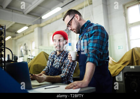 Arbeitnehmer diskutieren Produktionsprozess Stockfoto