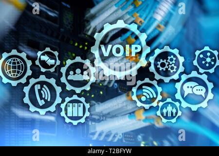 VoIP Voice over IP auf dem Bildschirm mit einem unscharfen Hintergrund des Serverraums. Das Konzept der "Voice over Internet Protocol Stockfoto