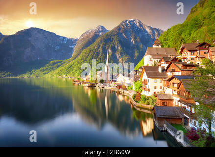 Schönen Sommer Hallstatt Stadt und See Hallstätter finden Sie unter Anzeigen von Österreich Stockfoto
