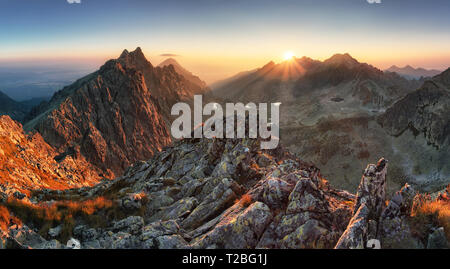 Bergpanorama mit Sonne in der Slowakei Stockfoto
