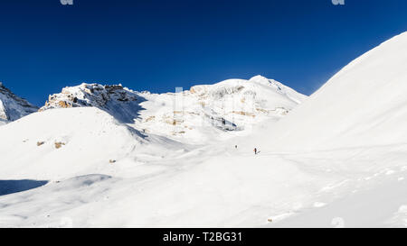 Wanderer auf dem Weg nach Thorong La, Annapurna Umrundung, Nepal Stockfoto