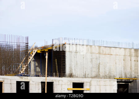 Die Arbeiter am Bau einen großen Wellnessbereich mit einem Pool von moderner Technologie mit Beton ausgegossen verstärkt und Schalungen Wände. reportag Stockfoto