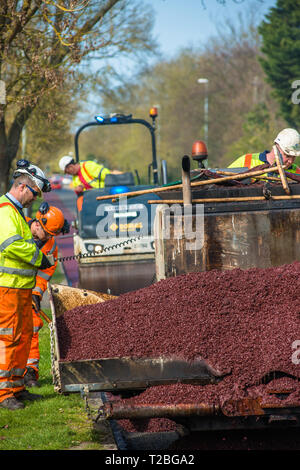 Cambridge, Großbritannien. 31 Mär, 2019. Große Straße resurfacing Arbeit einschließlich Radweg auf Huntingdon Road, Cambridge, UK. Stockfoto