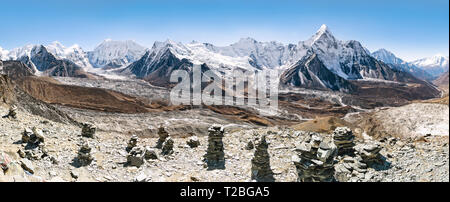 Blick von oben auf Chhukung Hügel über Ama Dablam, Chhukung Gletscher und Imja Tse mit Rock Cairns im Vordergrund, Sagarmatha, Khumbu, Nepal Stockfoto