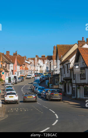 Lavenham Suffolk, im Sommer sehen Sie alte Gebäude und Geschäfte auf beiden Seiten der High Street in Lavenham, Suffolk, England, Großbritannien. Stockfoto