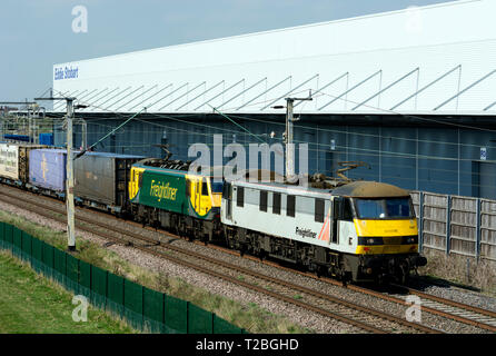 Zwei Klasse 90 elektrische Lokomotiven ziehen ein freightliner Zug auf der West Coast Main Line Vergangenheit DIRFT, Northamptonshire, Großbritannien Stockfoto