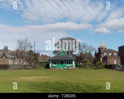 Der Pavillon Cafe aus Panmure Hotel in Montrose an einem Frühlingsmorgen, mit dem Gold gekrönt Rathaus in der Ferne gesehen. Montrose, Angus, Schottland. Stockfoto