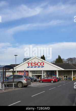 Der Eingang zum Tesco Supermarkt in Forfar, Angus, Schottland. März 2019. Stockfoto