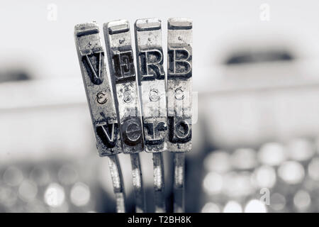 Das Wort VERB mit alten typwriter keys Schwarzweiß Stockfoto
