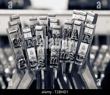 Das Wort GRAMMER mit alten typwriter keys Schwarzweiß Stockfoto