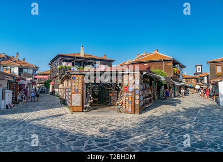 Nessebar, Bulgarien - 2 Sep 2018: Schöne alte Holzhäuser auf den Straßen von Nessebar antike Stadt an einem sonnigen Tag mit blauen Himmel. Nessebar Nessebar oder Stockfoto