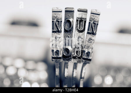 Das Wort Substantiv mit alten typwriter keys Schwarzweiß Stockfoto