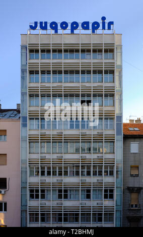 Das Jugopapir-Gebäude in Viline Vode in Belgrad ist ein Beispiel für brutalistische Architektur, die noch in der Stadt vorhanden ist. Belgrad, Serbien, Stockfoto