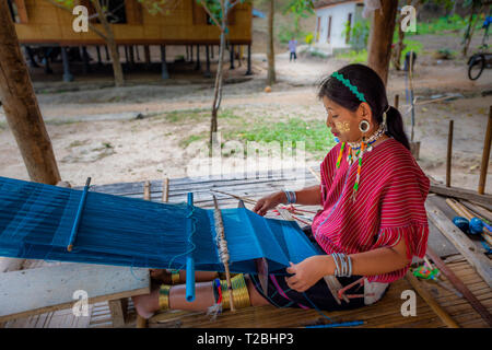 Baan Tong Luang Chiang Mai Thailand 16 April 2018 Junge Tribal Frau Weberei Stockfoto